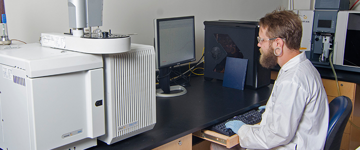 student in the neuroscience lab